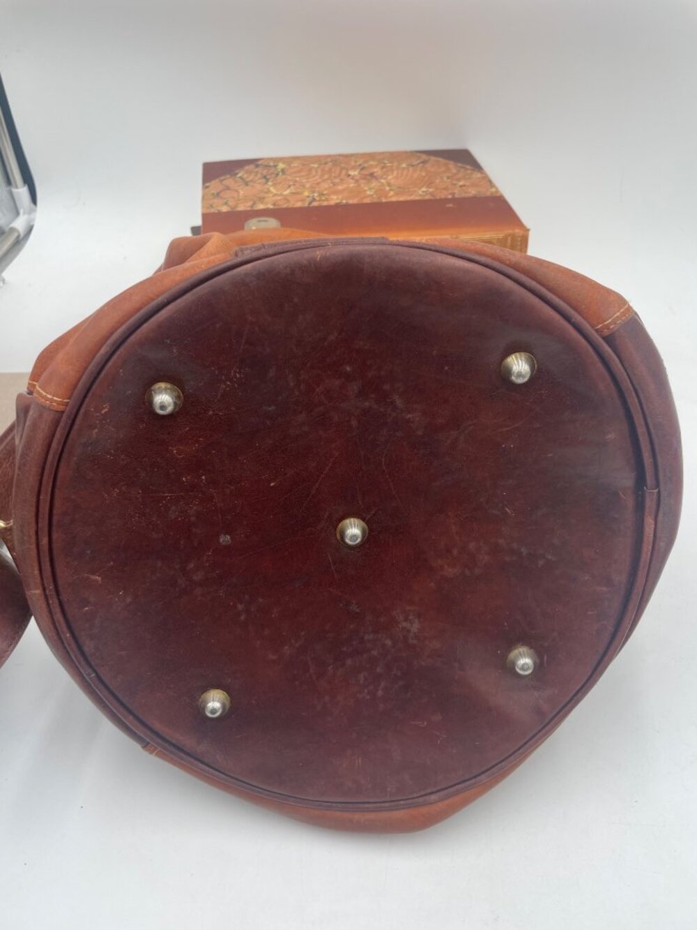 Morino Italian Leather Bucket Bag With Adjustable Strap & Zippered Pockets - Picture 13 of 14